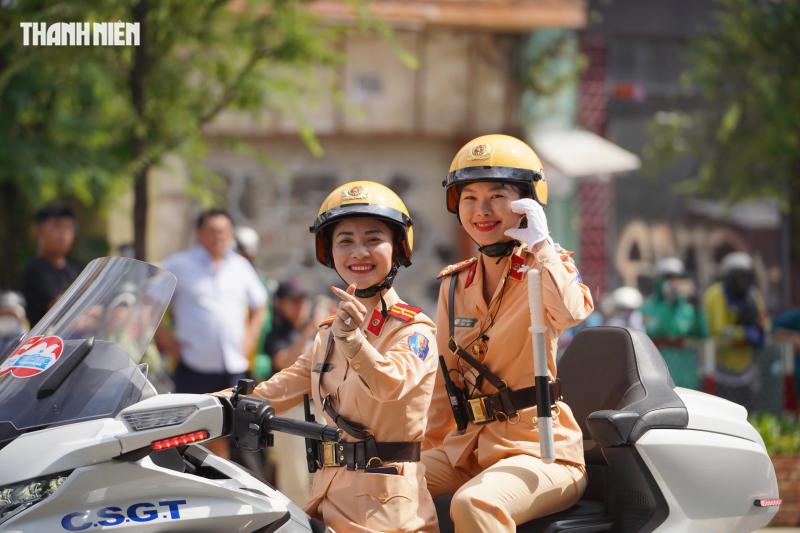 Nữ CSGT dẫn đoàn duy nhất lái siêu mô tô trong 'Vinh quang Công an nhân dânVN' - Ảnh 4.