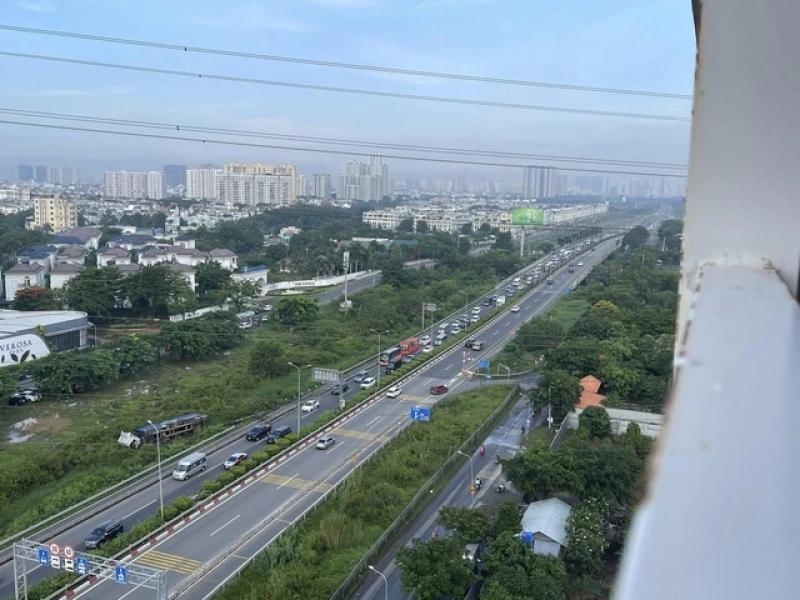 Xe container lao khỏi đường dẫn cao tốc TP.HCM - Long Thành - Dầu Giây - Ảnh 1.
