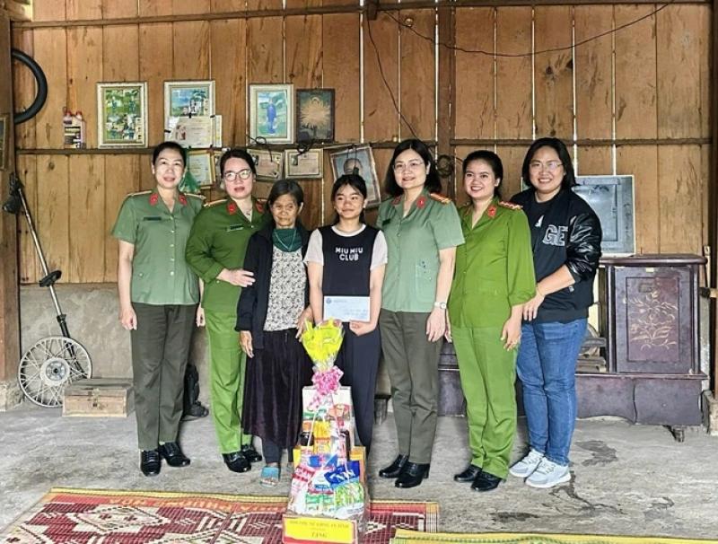 Nữ công an tỉnh Kon Tum trở thành mẹ đỡ đầu của trẻ mồ côi - Ảnh 6.