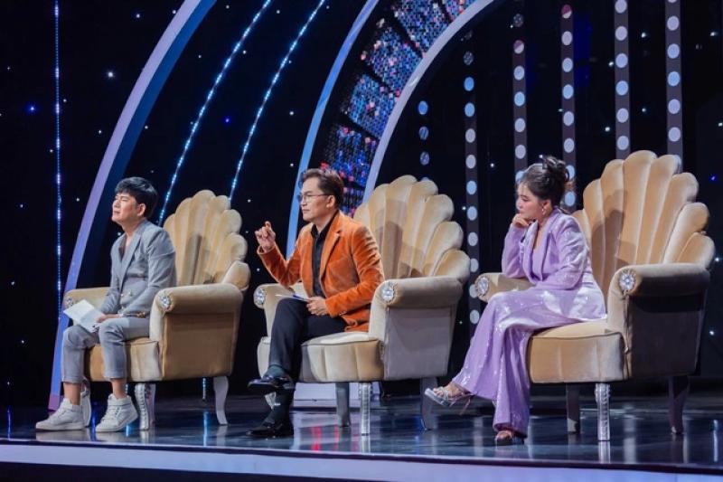 Cô gái có ngoại hình giống với nghệ sĩ Phi Nhung gây tranh luận - Ảnh 2.