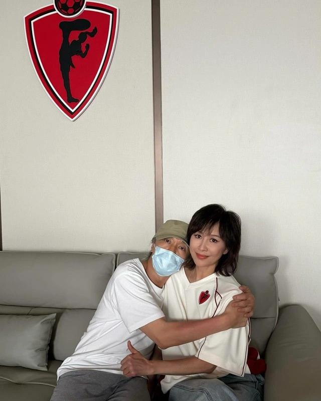 Lưu Gia Linh gây bàn tán khi hội ngộ Châu Tinh Trì - Ảnh 1.
