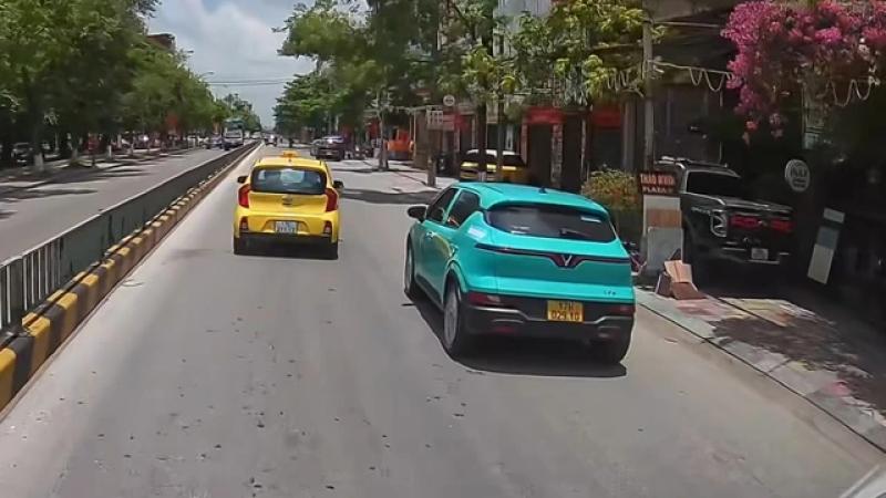 Hai xe taxi 'kèn cựa', chèn đường nhau trên phố như phim hành động - Ảnh 1.