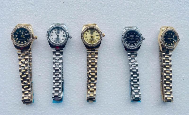 Thu giữ 450 đồng hồ giả nhãn hiệu Rolex tại Cửa khẩu quốc tế Trà Lĩnh - Ảnh 1. Thu giữ 450 đồng hồ giả nhãn hiệu Rolex tại Cửa khẩu quốc tế Trà Lĩnh - Ảnh 1.