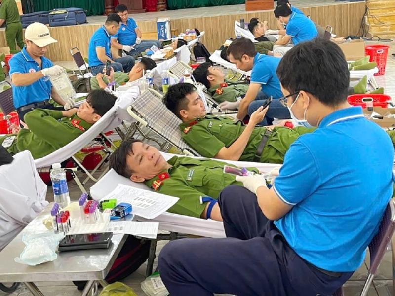 Thanh niên Đồng Nai ‘nô nức’ hiến máu tình nguyện- Ảnh 1. Thanh niên Đồng Nai ‘nô nức’ hiến máu tình nguyện- Ảnh 1.