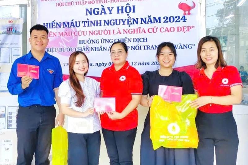 Thanh niên Đồng Nai ‘nô nức’ hiến máu tình nguyện- Ảnh 4. Thanh niên Đồng Nai ‘nô nức’ hiến máu tình nguyện- Ảnh 4.