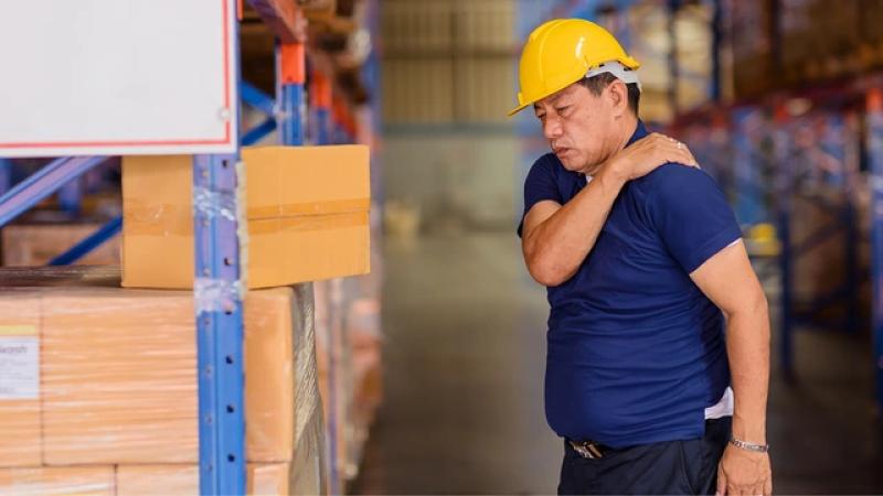 Đau vai dai dẳng - dấu hiệu cảnh báo viêm khớp vai không thể bỏ qua - Ảnh 1.