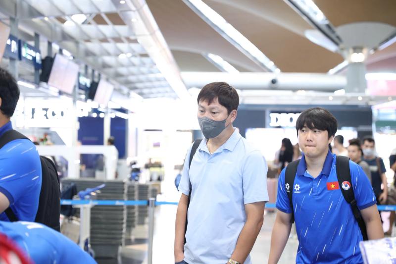 Đội tuyển Việt Nam trầm lắng về nước sau nỗi buồn thất bại, HLV Kim Sang-sik vỗ về học trò- Ảnh 1. Đội tuyển Việt Nam trầm lắng về nước sau nỗi buồn thất bại, HLV Kim Sang-sik vỗ về học trò- Ảnh 1.