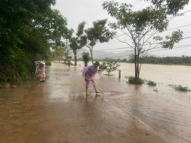 Bão số 1: Lũ thượng nguồn khiến nhiều khu dân cư ở Đà Nẵng bị chia cắt - Ảnh 8. Bão số 1: Lũ thượng nguồn khiến nhiều khu dân cư ở Đà Nẵng bị chia cắt - Ảnh 8.
