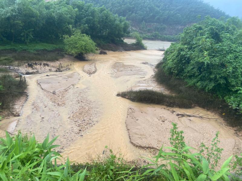 Bão số 1: Lũ thượng nguồn khiến nhiều khu dân cư ở Đà Nẵng bị chia cắt - Ảnh 9. Bão số 1: Lũ thượng nguồn khiến nhiều khu dân cư ở Đà Nẵng bị chia cắt - Ảnh 9.