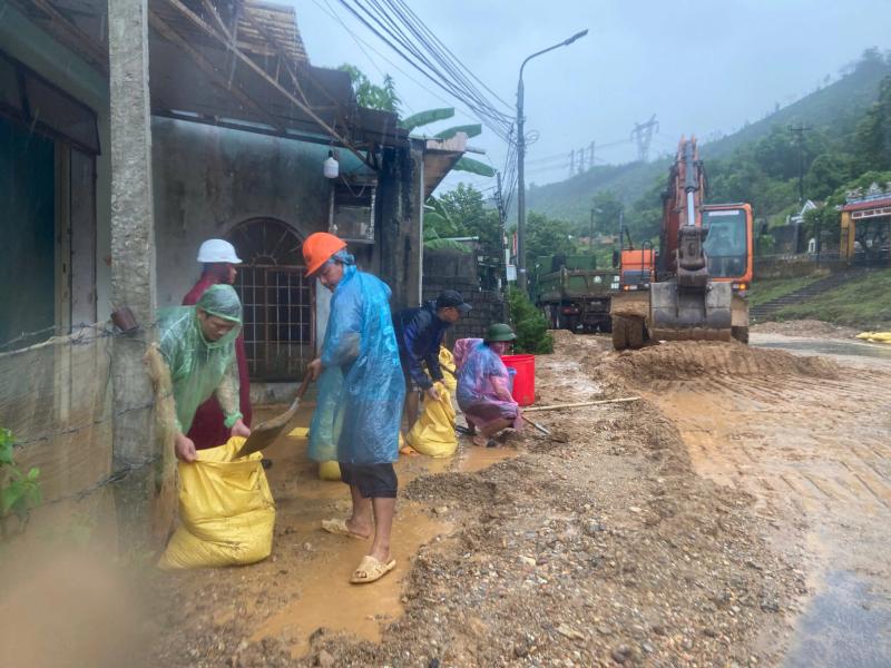 Bão số 1: Lũ thượng nguồn khiến nhiều khu dân cư ở Đà Nẵng bị chia cắt - Ảnh 2. Bão số 1: Lũ thượng nguồn khiến nhiều khu dân cư ở Đà Nẵng bị chia cắt - Ảnh 2.