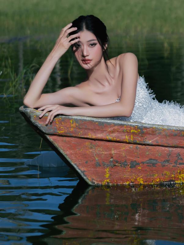 Vẻ nóng bỏng của cô gái có vòng eo nhỏ nhất Hoa hậu Hoàn vũ Việt Nam - Ảnh 2.