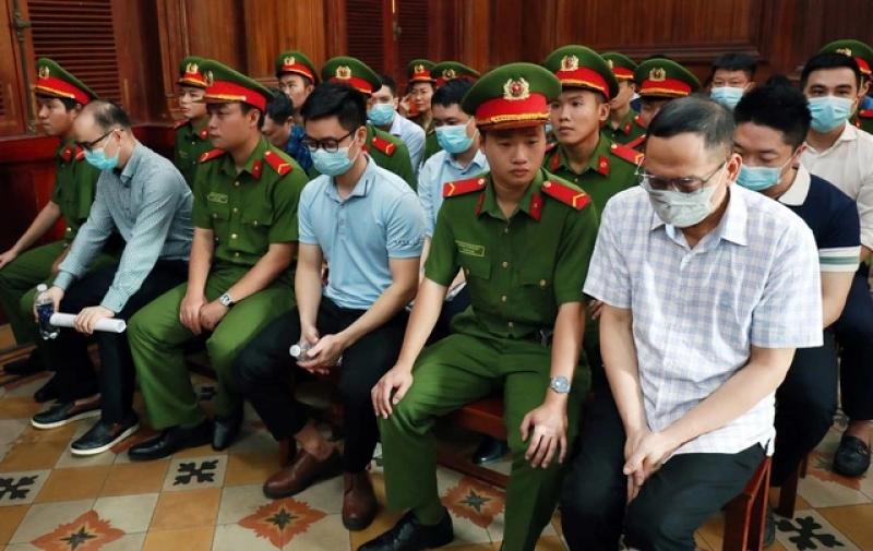 Cựu giám đốc 'cấp nhanh' phiếu lý lịch tư pháp bị áp giải đến tòa - Ảnh 1.