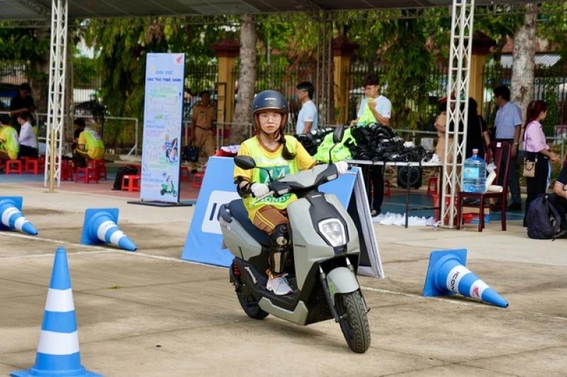 Học sinh tự lái xe máy đi học: Rất nguy hiểm nếu không có kỹ năng - Ảnh 1.