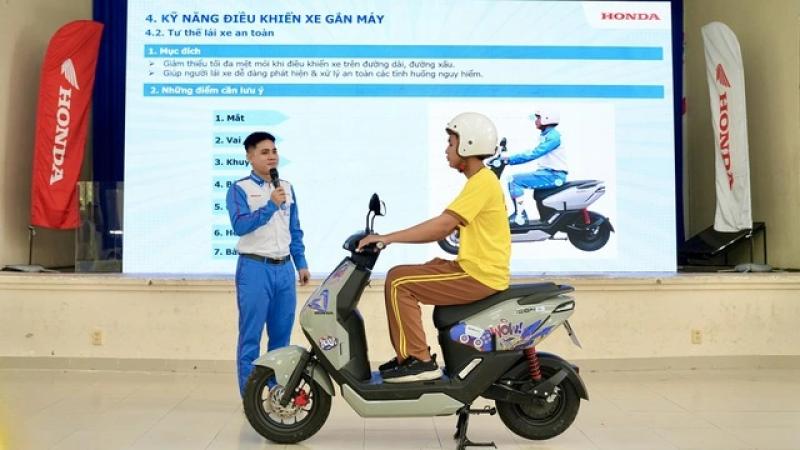 Học sinh tự lái xe máy đi học: Rất nguy hiểm nếu không có kỹ năng - Ảnh 2.