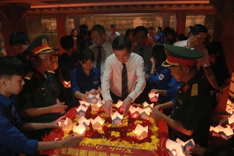 Sông Thạch Hãn lặng trôi, hoa đăng rực sáng tri ân- Ảnh 4. Sông Thạch Hãn lặng trôi, hoa đăng rực sáng tri ân- Ảnh 4.