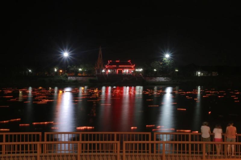 Sông Thạch Hãn lặng trôi, hoa đăng rực sáng tri ân- Ảnh 3. Sông Thạch Hãn lặng trôi, hoa đăng rực sáng tri ân- Ảnh 3.