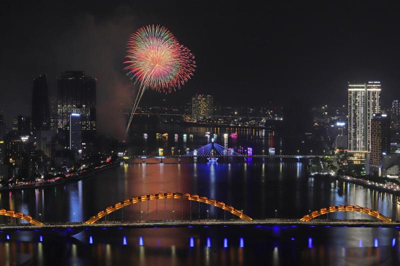Lễ hội pháo hoa Đà Nẵng: Đại diện Việt Nam lần đầu trình làng ấn tượng- Ảnh 4. Lễ hội pháo hoa Đà Nẵng: Đại diện Việt Nam lần đầu trình làng ấn tượng- Ảnh 4.