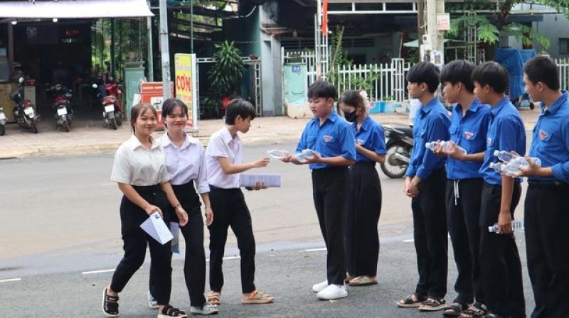 Thanh niên liên tục điện thoại gia đình thí sinh vì sợ trễ giờ thi- Ảnh 1. Giúp thí sinh không bị trễ thi - Ảnh 1.