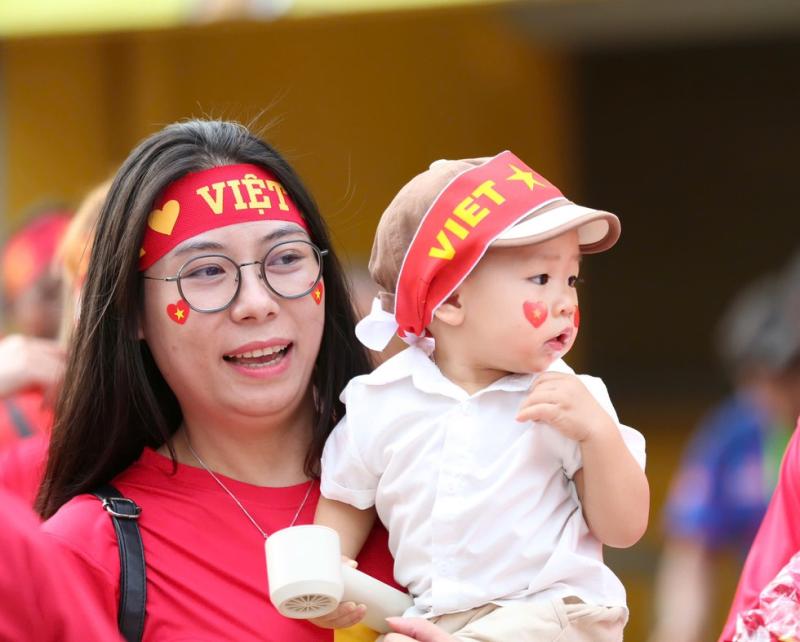 CĐV Việt Nam hừng hực khí thế 'đổ bộ' Bukit Jalil, tiếp lửa thầy trò HLV Kim đấu Malaysia- Ảnh 10. CĐV Việt Nam hừng hực khí thế 'đổ bộ' Bukit Jalil, tiếp lửa thầy trò HLV Kim đấu Malaysia- Ảnh 10.