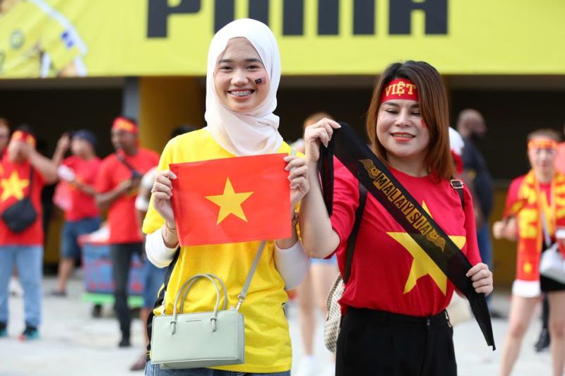 CĐV Việt Nam hừng hực khí thế 'đổ bộ' Bukit Jalil, tiếp lửa thầy trò HLV Kim đấu Malaysia- Ảnh 9. CĐV Việt Nam hừng hực khí thế 'đổ bộ' Bukit Jalil, tiếp lửa thầy trò HLV Kim đấu Malaysia- Ảnh 9.