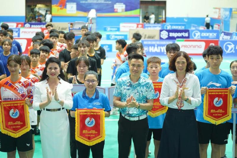 Sân chơi cầu lông hấp dẫn, hứa hẹn sớm có lớp kế cận Tiến Minh và Thùy Linh- Ảnh 1. Sân chơi cầu lông hấp dẫn, hứa hẹn sớm có lớp kế cận Tiến Minh và Thùy Linh- Ảnh 1.