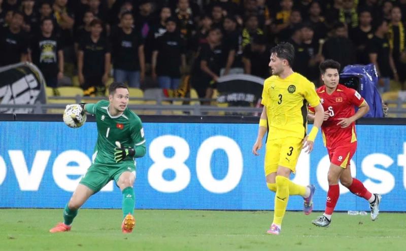 Pendant Quang Vinh và Nguyễn Filip cùng ca ngợi: Các cầu thủ nhập tịch Malaysia quá giỏi- Ảnh 2. Pendant Quang Vinh và Nguyễn Filip cùng ca ngợi: Các cầu thủ nhập tịch Malaysia quá giỏi- Ảnh 2.