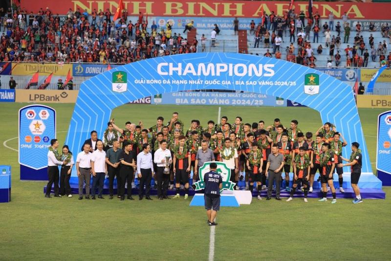 Hoàng Đức, Văn Lâm và Ninh Bình rước cúp vô địch: V-League có thêm đối thủ cực chất- Ảnh 2. Hoàng Đức, Văn Lâm và Ninh Bình rước cúp vô địch: V-League có thêm đối thủ cực chất- Ảnh 2.