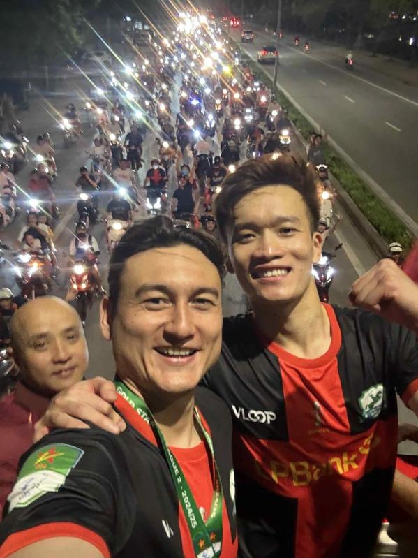 Hoàng Đức, Văn Lâm và Ninh Bình rước cúp vô địch: V-League có thêm đối thủ cực chất- Ảnh 7. Hoàng Đức, Văn Lâm và Ninh Bình rước cúp vô địch: V-League có thêm đối thủ cực chất- Ảnh 7.