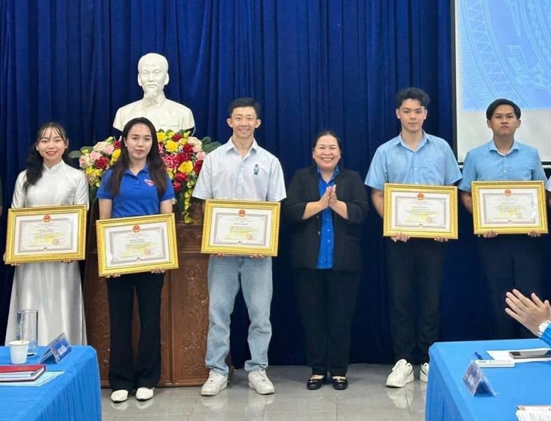 Tiền vệ Châu Ngọc Quang được vinh danh là công dân trẻ tiêu biểu tỉnh Gia Lai - Ảnh 2. Tiền vệ Châu Ngọc Quang được vinh danh là công dân trẻ tiêu biểu tỉnh Gia Lai - Ảnh 2.