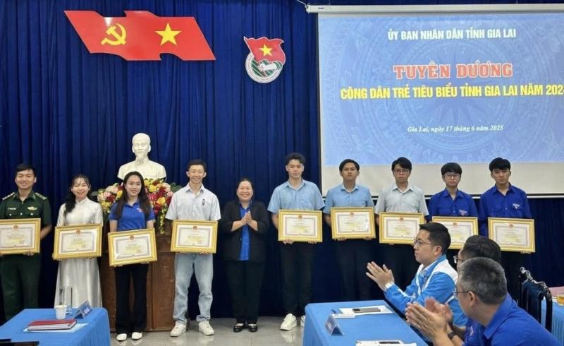 Tiền vệ Châu Ngọc Quang được vinh danh là công dân trẻ tiêu biểu tỉnh Gia Lai - Ảnh 1. Tiền vệ Châu Ngọc Quang được vinh danh là công dân trẻ tiêu biểu tỉnh Gia Lai - Ảnh 1.