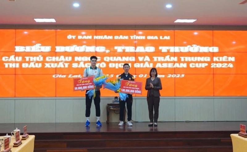 Tiền vệ Châu Ngọc Quang được vinh danh là công dân trẻ tiêu biểu tỉnh Gia Lai - Ảnh 3. Tiền vệ Châu Ngọc Quang được vinh danh là công dân trẻ tiêu biểu tỉnh Gia Lai - Ảnh 3.