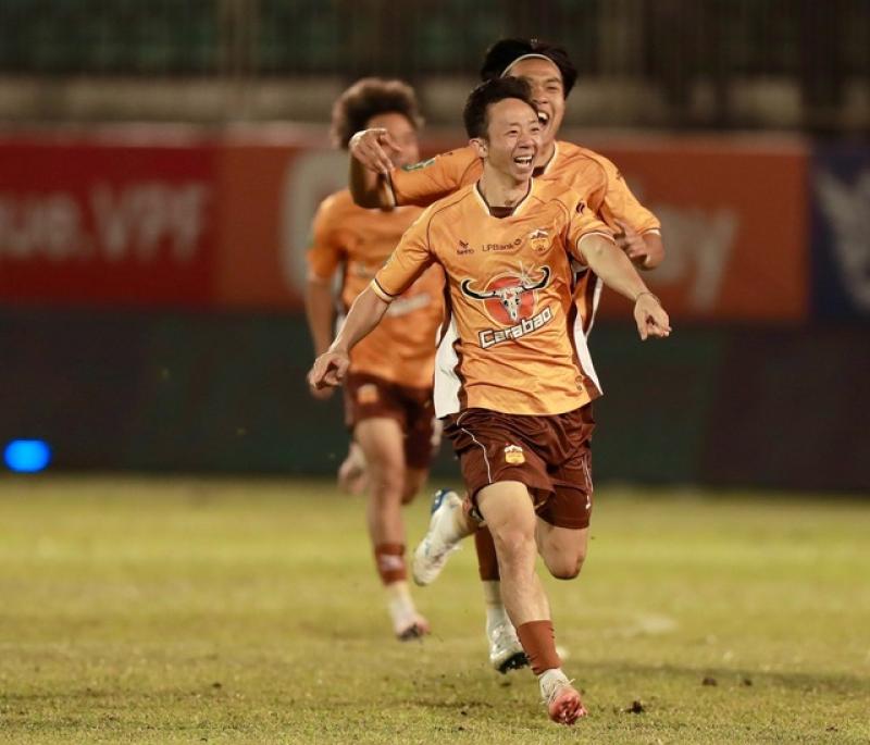 HAGL nắm trong tay vận mệnh của suất xuống hạng, V-League nghẹt thở đến giây cuối cùng! - Ảnh 2. HAGL nắm trong tay vận mệnh của suất xuống hạng, V-League nghẹt thở đến giây cuối cùng! - Ảnh 2.