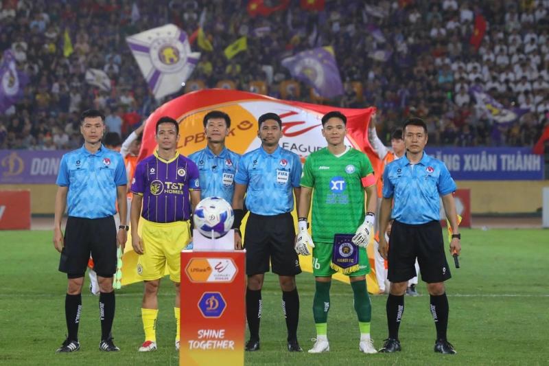 Hai trọng tài Malaysia bắt hai trận nóng nhất vòng cuối V-League: Chứng kiến nước mắt đội xuống hạng- Ảnh 4. Hai trọng tài Malaysia bắt hai trận nóng nhất vòng cuối V-League: Chứng kiến nước mắt đội xuống hạng- Ảnh 4.