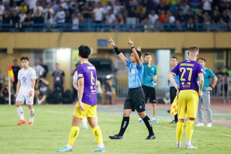Hai trọng tài Malaysia bắt hai trận nóng nhất vòng cuối V-League: Chứng kiến nước mắt đội xuống hạng- Ảnh 2. Hai trọng tài Malaysia bắt hai trận nóng nhất vòng cuối V-League: Chứng kiến nước mắt đội xuống hạng- Ảnh 2.