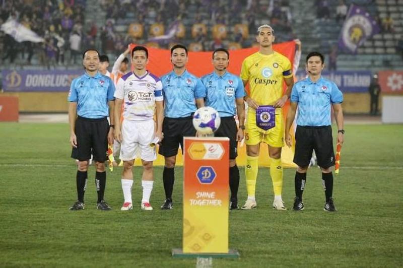 Hai trọng tài Malaysia bắt hai trận nóng nhất vòng cuối V-League: Chứng kiến nước mắt đội xuống hạng- Ảnh 3. Hai trọng tài Malaysia bắt hai trận nóng nhất vòng cuối V-League: Chứng kiến nước mắt đội xuống hạng- Ảnh 3.