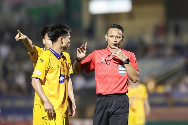 Hai trọng tài Malaysia bắt hai trận nóng nhất vòng cuối V-League: Chứng kiến nước mắt đội xuống hạng- Ảnh 1. Hai trọng tài Malaysia bắt hai trận nóng nhất vòng cuối V-League: Chứng kiến nước mắt đội xuống hạng- Ảnh 1.