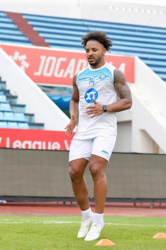 Xuân Son đi giày đinh, tập cùng đội Nam Định trước ngày nhận cúp vô địch V-League- Ảnh 1. Xuân Son đi giày đinh, tập cùng đội Nam Định trước ngày nhận cúp vô địch V-League- Ảnh 1.