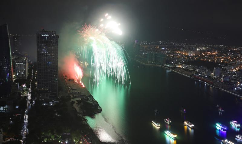Lễ hội pháo hoa Đà Nẵng: Đại diện Việt Nam lần đầu trình làng ấn tượng- Ảnh 11. Lễ hội pháo hoa Đà Nẵng: Đại diện Việt Nam lần đầu trình làng ấn tượng- Ảnh 11.