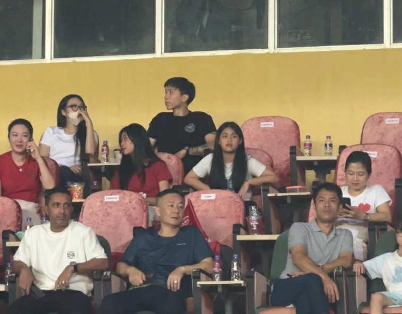 Đoàn Văn Hậu đến chia vui, không nhận HCĐ cùng CLB CAHN- Ảnh 1. Đoàn Văn Hậu đến chia vui, không nhận HCĐ cùng CLB CAHN- Ảnh 1.