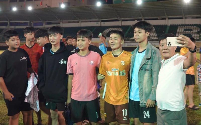 Bầu Đức đi vắng, ông Vũ Tiến Thành nói gì khi HAGL chia tay Minh Vương và 3 ngôi sao khác?- Ảnh 1. Bầu Đức đi vắng, ông Vũ Tiến Thành nói gì khi HAGL chia tay Minh Vương và 3 ngôi sao khác?- Ảnh 1.