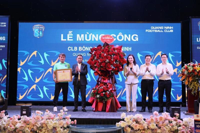 CLB Quảng Ninh được thưởng tiền tỉ vì sớm thăng hạng nhất, sắp được bàn giao sân Cẩm Phả- Ảnh 1. CLB Quảng Ninh được thưởng tiền tỉ vì sớm thăng hạng nhất, sắp được bàn giao sân Cẩm Phả- Ảnh 1.