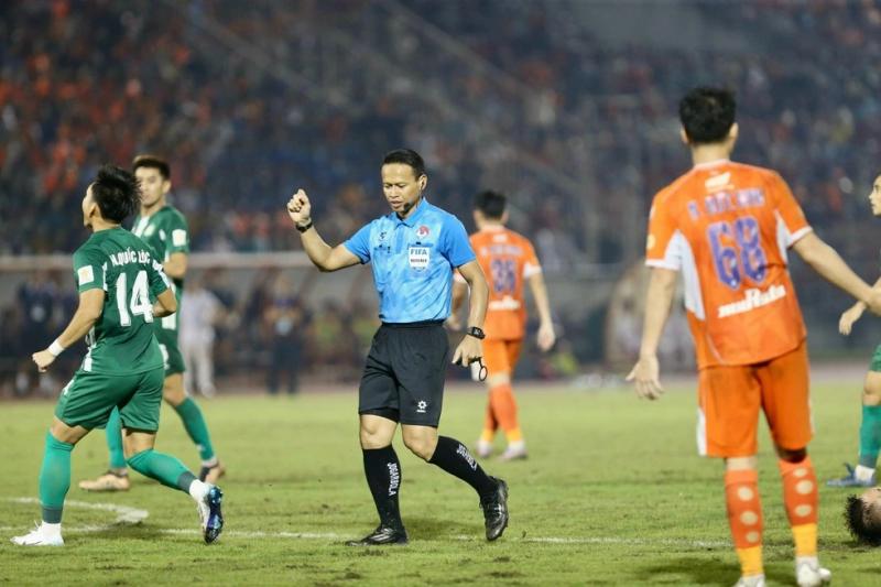 Cản phá ngoạn mục quả phạt đền của Công Phượng, Bùi Tiến Dũng: 'Tôi quá vui, Đà Nẵng kiên cường trụ hạng’- Ảnh 2. Cản phá ngoạn mục quả phạt đền của Công Phượng, Bùi Tiến Dũng: 'Tôi quá vui, Đà Nẵng kiên cường trụ hạng’- Ảnh 2.
