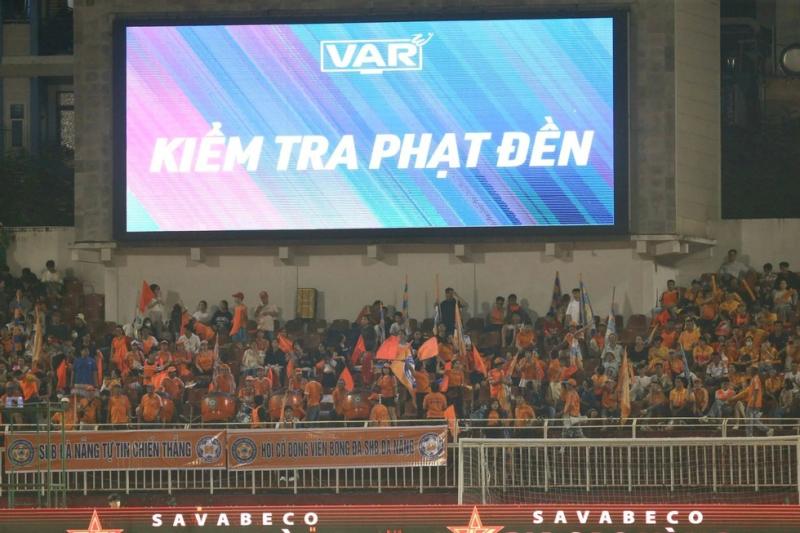 Cản phá ngoạn mục quả phạt đền của Công Phượng, Bùi Tiến Dũng: 'Tôi quá vui, Đà Nẵng kiên cường trụ hạng’- Ảnh 3. Cản phá ngoạn mục quả phạt đền của Công Phượng, Bùi Tiến Dũng: 'Tôi quá vui, Đà Nẵng kiên cường trụ hạng’- Ảnh 3.