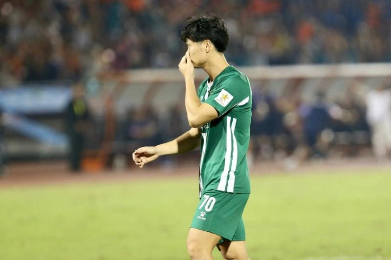 Cản phá ngoạn mục quả phạt đền của Công Phượng, Bùi Tiến Dũng: 'Tôi quá vui, Đà Nẵng kiên cường trụ hạng’- Ảnh 5. Cản phá ngoạn mục quả phạt đền của Công Phượng, Bùi Tiến Dũng: 'Tôi quá vui, Đà Nẵng kiên cường trụ hạng’- Ảnh 5.