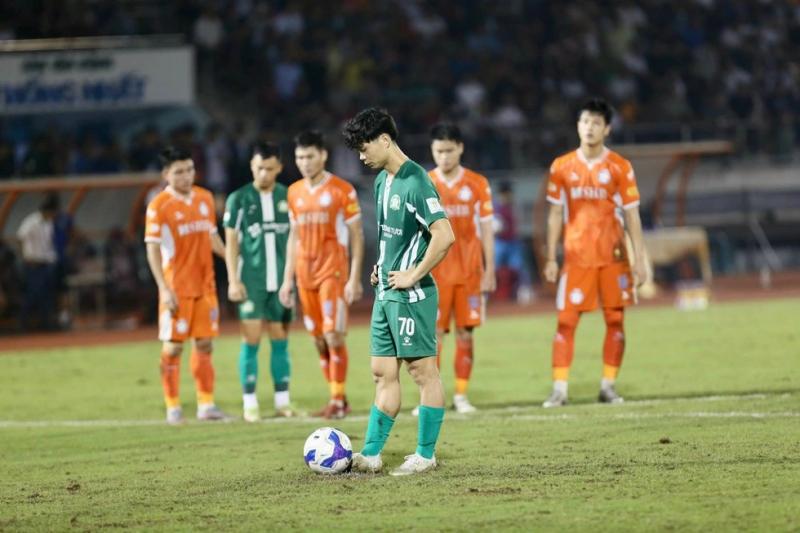 Cản phá ngoạn mục quả phạt đền của Công Phượng, Bùi Tiến Dũng: 'Tôi quá vui, Đà Nẵng kiên cường trụ hạng’- Ảnh 4. Cản phá ngoạn mục quả phạt đền của Công Phượng, Bùi Tiến Dũng: 'Tôi quá vui, Đà Nẵng kiên cường trụ hạng’- Ảnh 4.