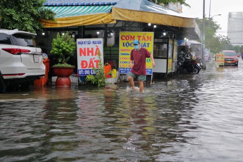 TP.HCM mưa ngập sáng nay gây khó khăn cho người dân Trong giờ đi làm - Ảnh 8. TP.HCM mưa ngập sáng nay gây khó khăn cho người dân Trong giờ đi làm - Ảnh 8.