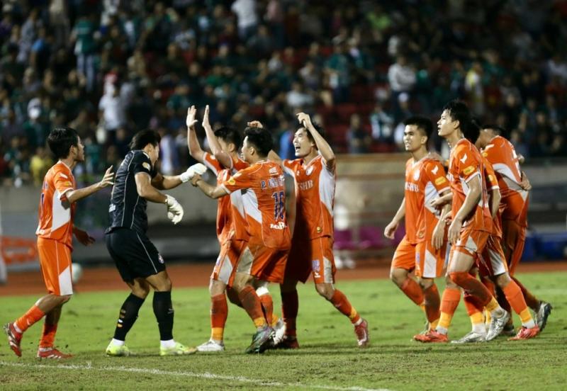 Cản phá ngoạn mục quả phạt đền của Công Phượng, Bùi Tiến Dũng: 'Tôi quá vui, Đà Nẵng kiên cường trụ hạng’- Ảnh 8. Cản phá ngoạn mục quả phạt đền của Công Phượng, Bùi Tiến Dũng: 'Tôi quá vui, Đà Nẵng kiên cường trụ hạng’- Ảnh 8.