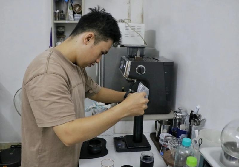 Độc lạ 'cà phê thủy nướng' ở TP.HCM: Thức uống lạ miệng, còn làm được… nước hoa - Ảnh 3.