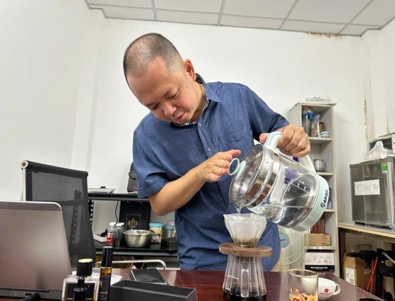 Độc lạ 'cà phê thủy nướng' ở TP.HCM: Thức uống lạ miệng, còn làm được… nước hoa - Ảnh 4.