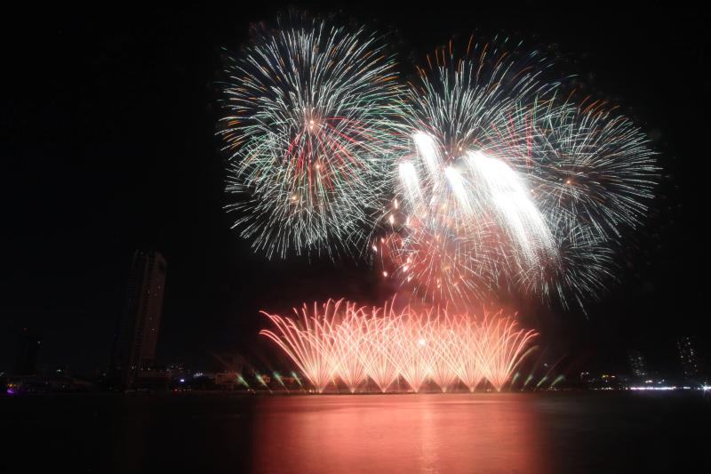 Pháo hoa quốc tế Đà Nẵng: Nhạc rock Bồ Đào Nha so kè với ‘điệp viên 007’- Ảnh 1. Pháo hoa quốc tế Đà Nẵng: Nhạc rock Bồ Đào Nha so kè với ‘điệp viên 007’- Ảnh 1.
